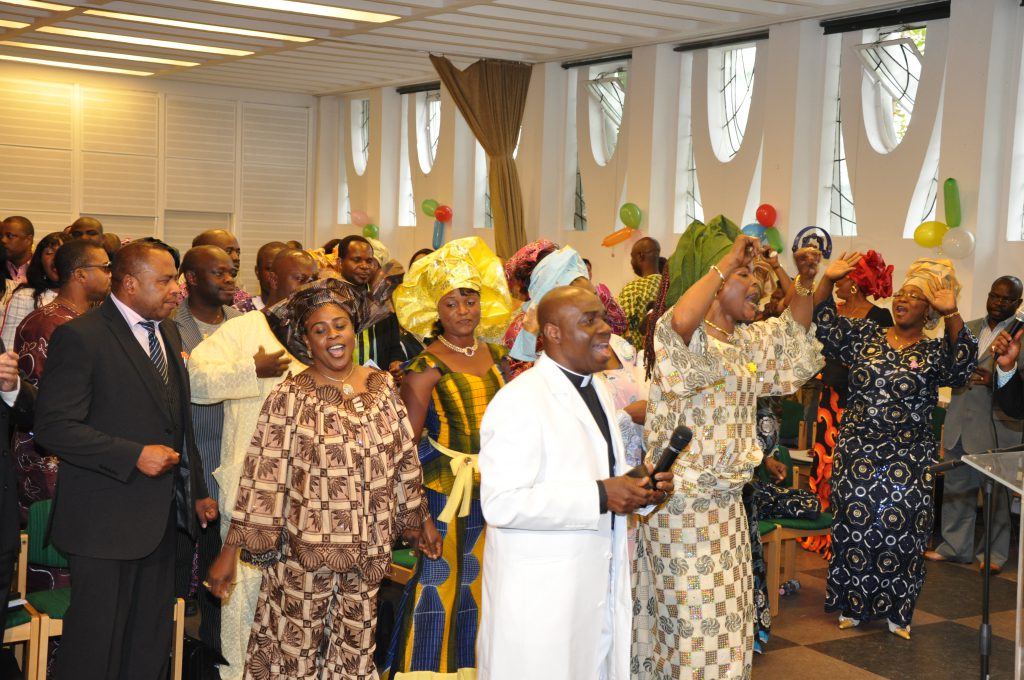 Members of the Christ Apostolic Church, Ludwigshafen, at a Sunday service. Churches are an important centre of African diaspora social life │© TAC