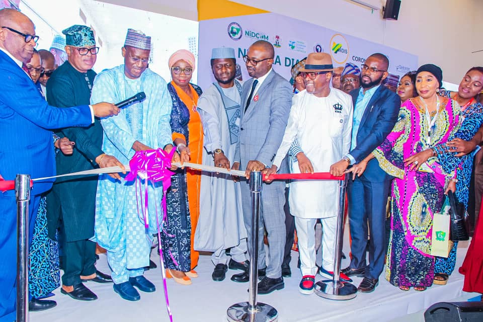 Minister of Housing and Urban Development, Arch Musa Dangiwa, cuts the ribbon to launch the scheme in Abuja/Photo: NiDCOM
